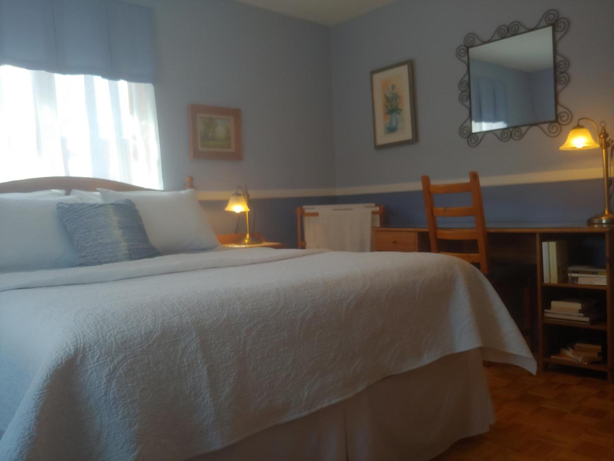 3 Bedrooms 3 Beds Near Metro -2 Parking Free Montréal