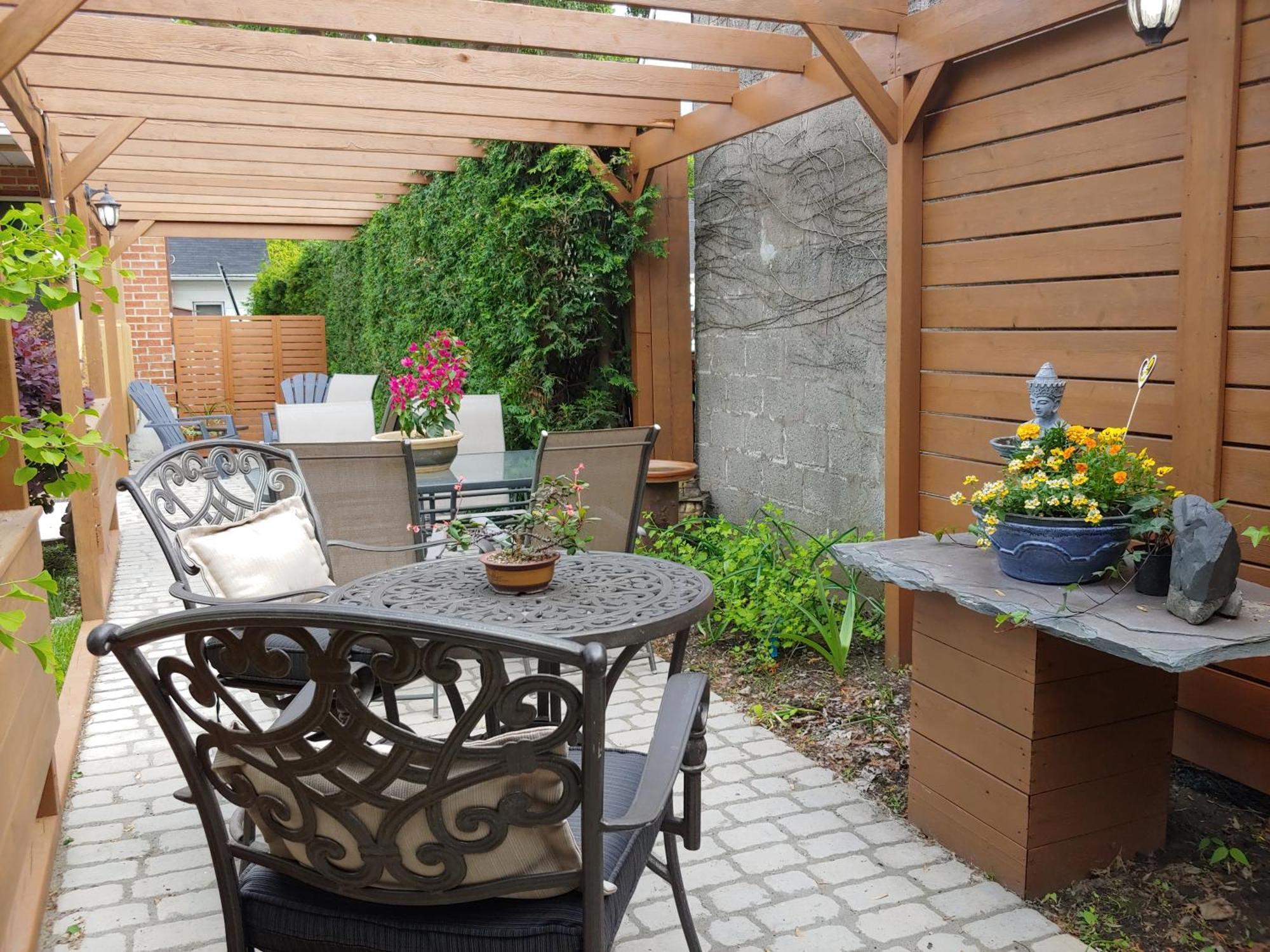 3 Bedrooms 3 Beds Near Metro -2 Parking Free Apartment